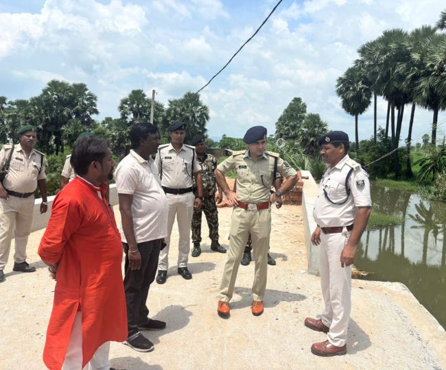 गांव में पहुंचे हुए एसपी वह अन्य लोग